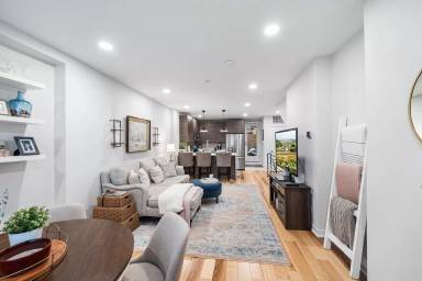 Main picture of 1321 N Howard St