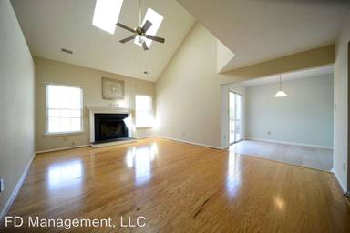 Main picture of 300 Lynns Way
