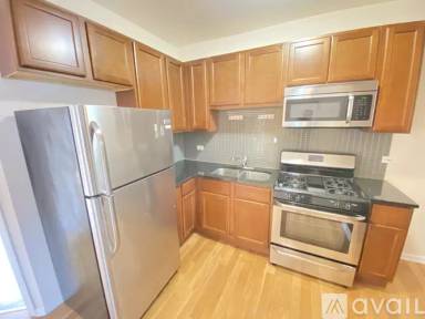 Main picture of 6421 N Greenview Ave