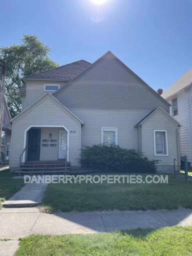 Main picture of 915 N Main St