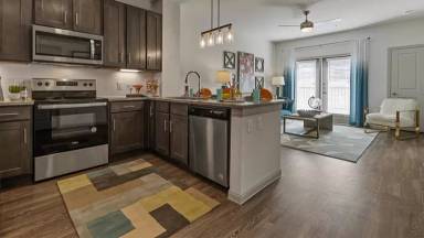 Main picture of 2500 Montopolis Dr