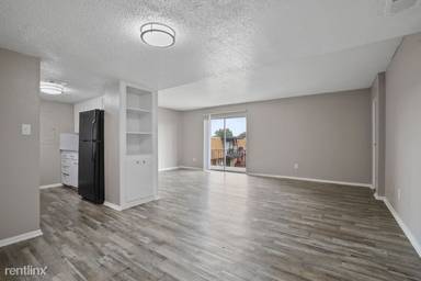 Main picture of 1012 W Pioneer Pkwy