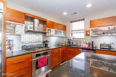 Main picture of 1926 N Lincoln Park W