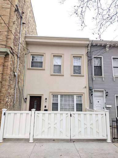 Main picture of 44 Irving St
