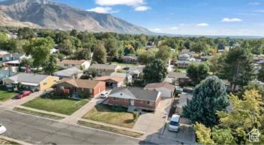 Main picture of 985 1st St
