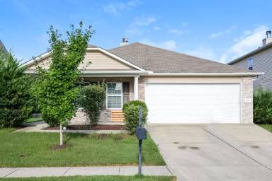 Main picture of 833 Creek Oak Dr
