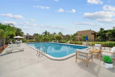 Main picture of 6164 Forest Hill Blvd