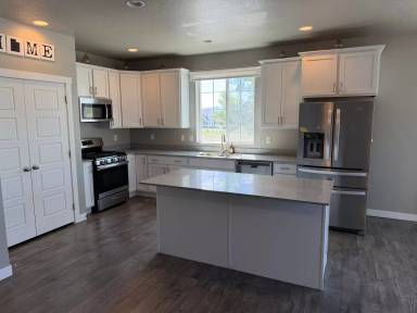 Main picture of 952 W 2840 N