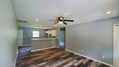 Main picture of 6011 E Adams St