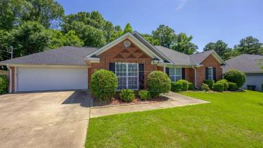 Main picture of 16 Redwood Dr