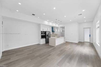 Main picture of 5740 Buchanan St