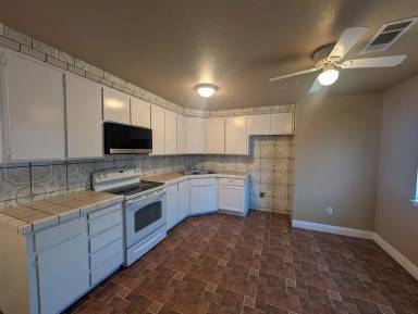 Main picture of 930 E Linwood Ave