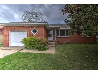 Main picture of 3527 E 4th St