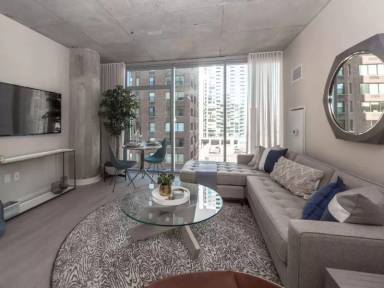 Main picture of 215 W Illinois St