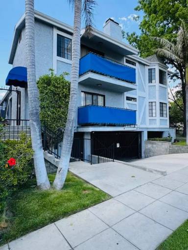 Main picture of 565 E Magnolia Blvd
