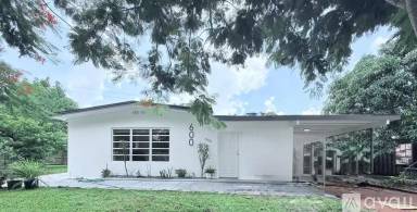 Main picture of 600 NE 44th St
