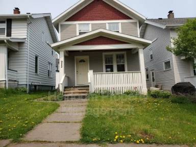 Main picture of 922 N 13th Ave E