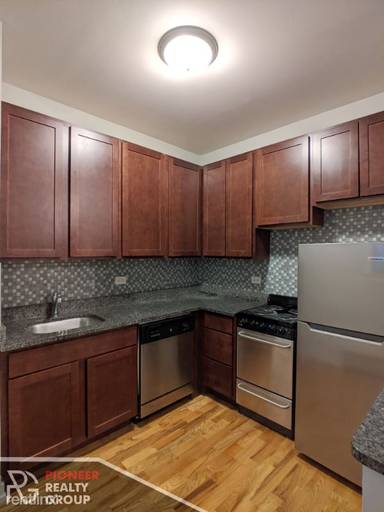 Main picture of 635 W Barry Ave