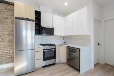 Main picture of 1035 W Byron St