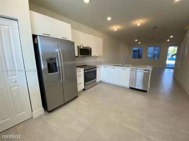 Main picture of 10295 NW 64th Ter