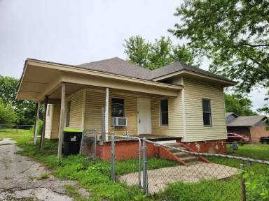 Main picture of 1111 N Oak Ave