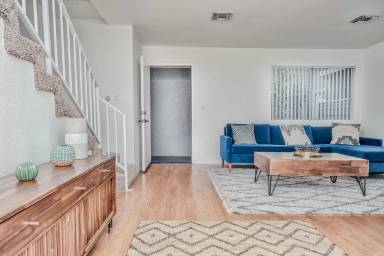 Main picture of 15111 Burbank Blvd