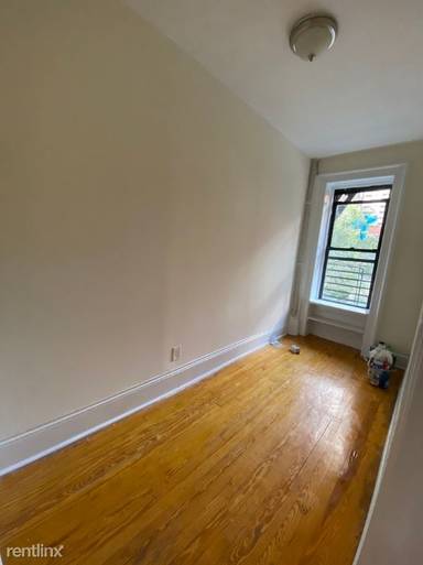 Main picture of 212 E 87th St
