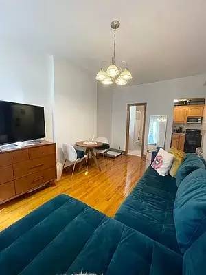 Main picture of 138 W 70th St
