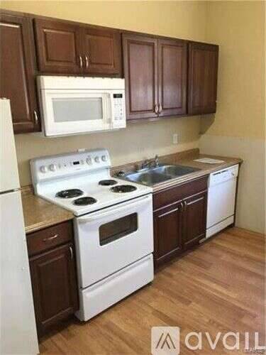 Main picture of 7905 S Broadway