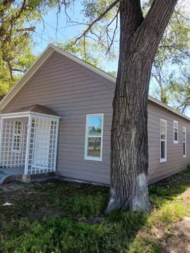 Main picture of 614 N Oak St