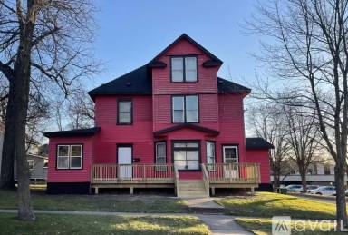 Main picture of 216 E Elm St