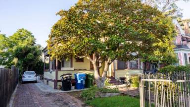 Main picture of 1013 W 24th St