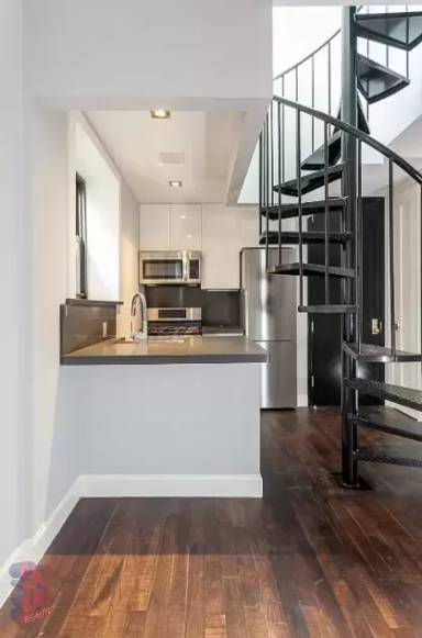 Main picture of 134 Orchard St