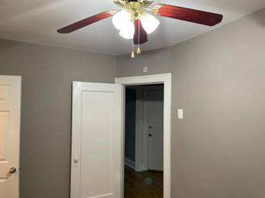 Main picture of 1418 W 82nd St