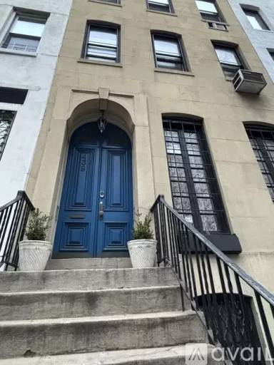 Main picture of 439 W 43rd St