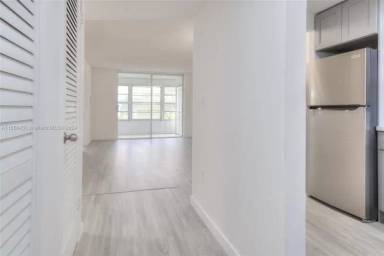 Main picture of 7991 Sunrise Lakes Dr N