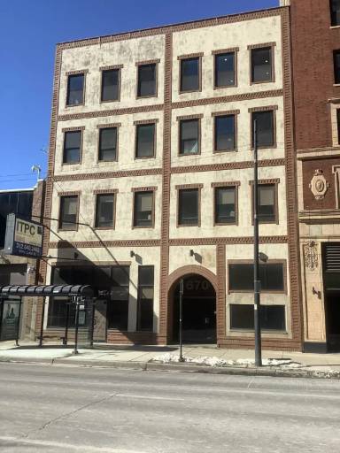 Main picture of 670 N Clark St