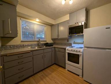 Main picture of 975 W 5th Ave