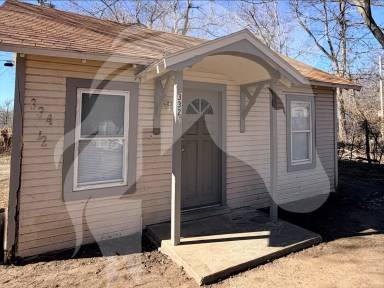 Main picture of 334 1/2 S Pine St
