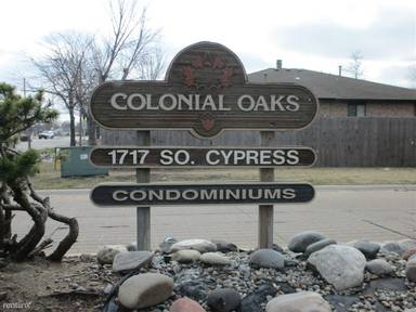 Main picture of Colonial Oaks Condominums