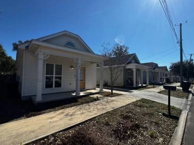 Main picture of 102 S G St