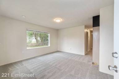Main picture of 221 Elm St