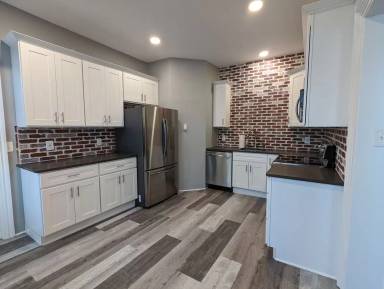 Main picture of 176 Main St