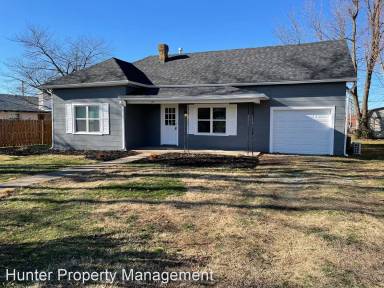 Main picture of 110 NE Pine St