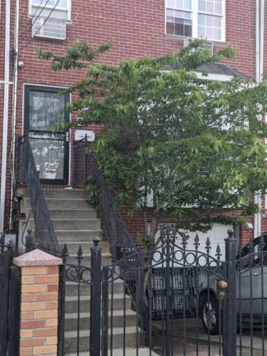 Main picture of 1050 E 86th St