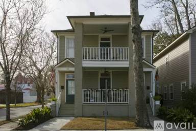 Main picture of 907 E Waldburg St