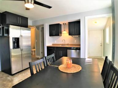 Main picture of 1658 Main St