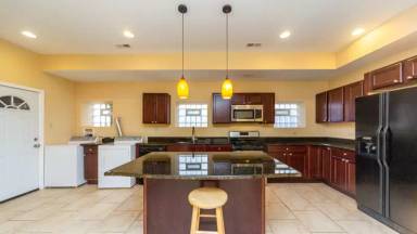 Main picture of 7554 N Claremont Ave