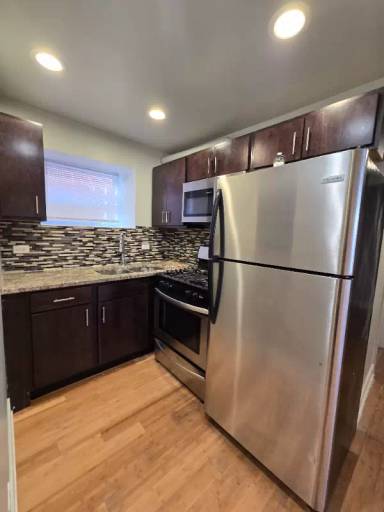 Main picture of 2505 W Granville Ave