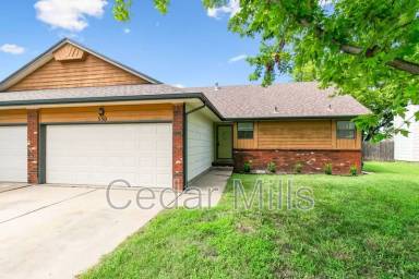 Main picture of 560 W 3rd St
